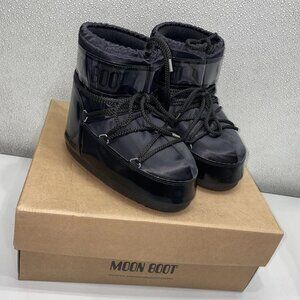 NEW MOON BOOT Icon Low Glance Satin Boots – Black – Unisex Size M2/3.5, W3/4.5
